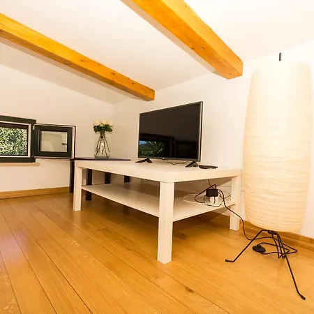 Cast La Vie Villa Okrug Gornji